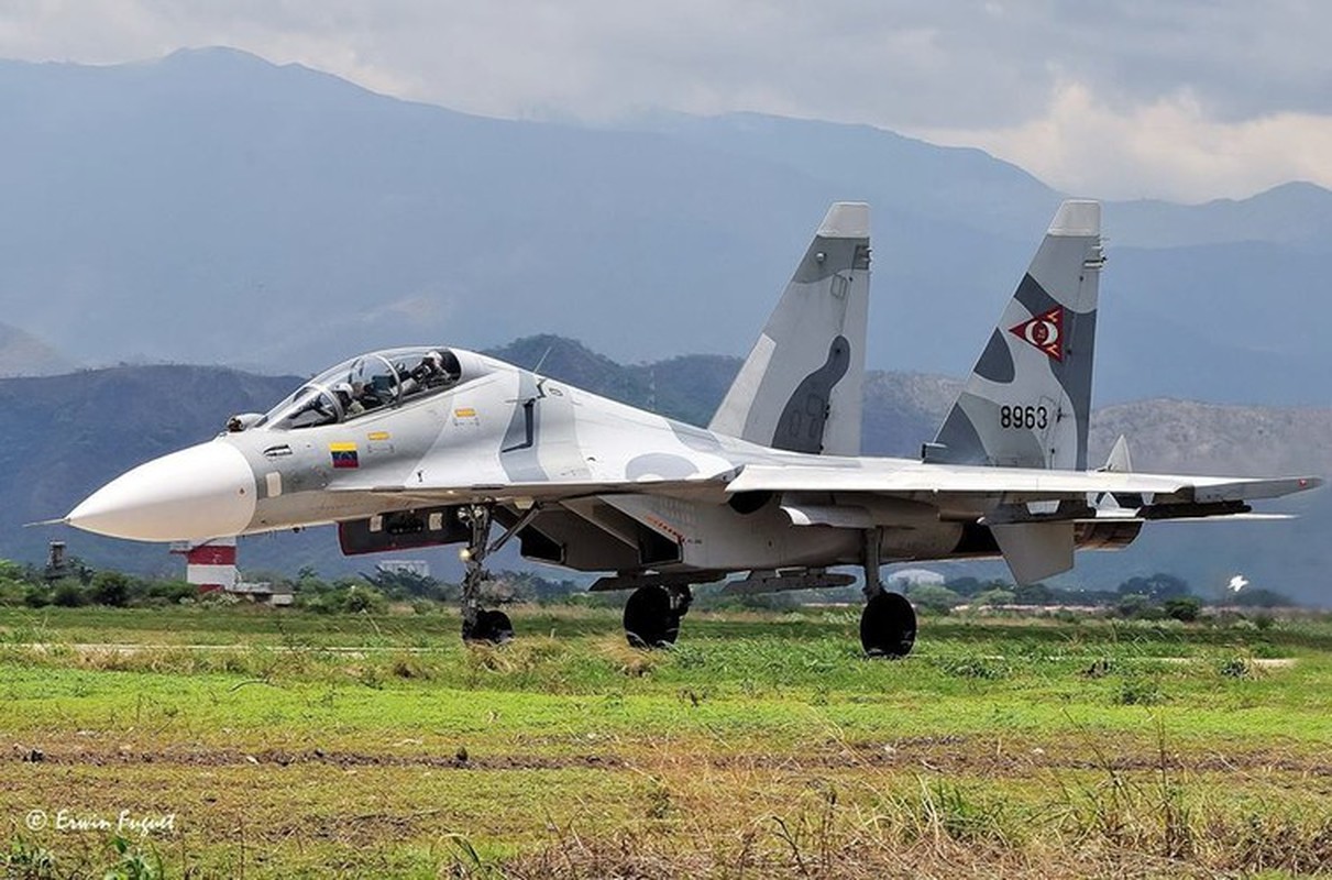 Tiem kich Su-30MK2 Venezuela mot minh danh chan hai may bay My-Hinh-5