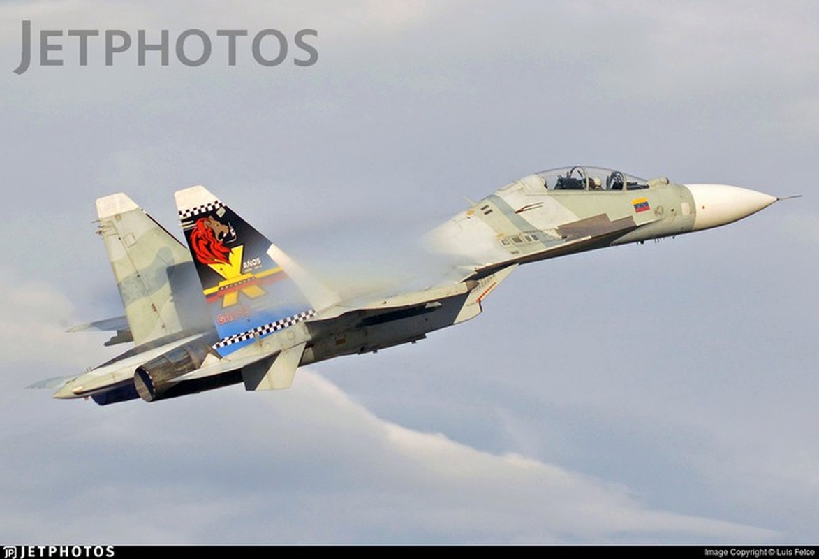 Tiem kich Su-30MK2 Venezuela mot minh danh chan hai may bay My-Hinh-9