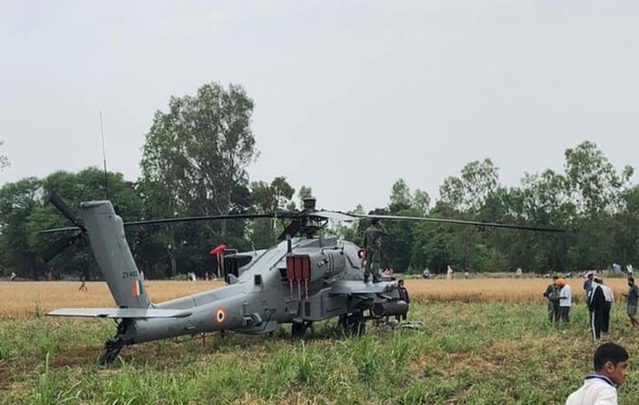Chua kip thi uy, AH-64E Apache An Do da phai ha canh khan cap tren.. canh dong-Hinh-2