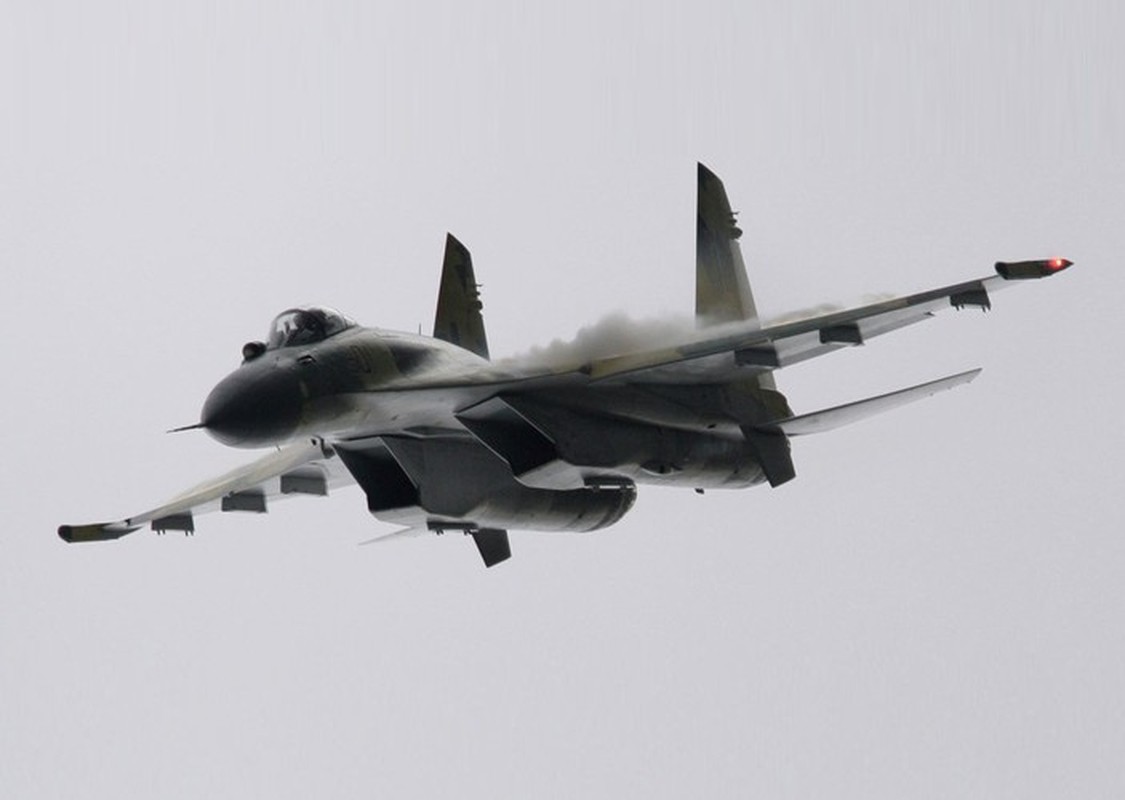 Su-35 cua Nga bay qua gan khien may bay trinh sat P-8A My loang choang-Hinh-6