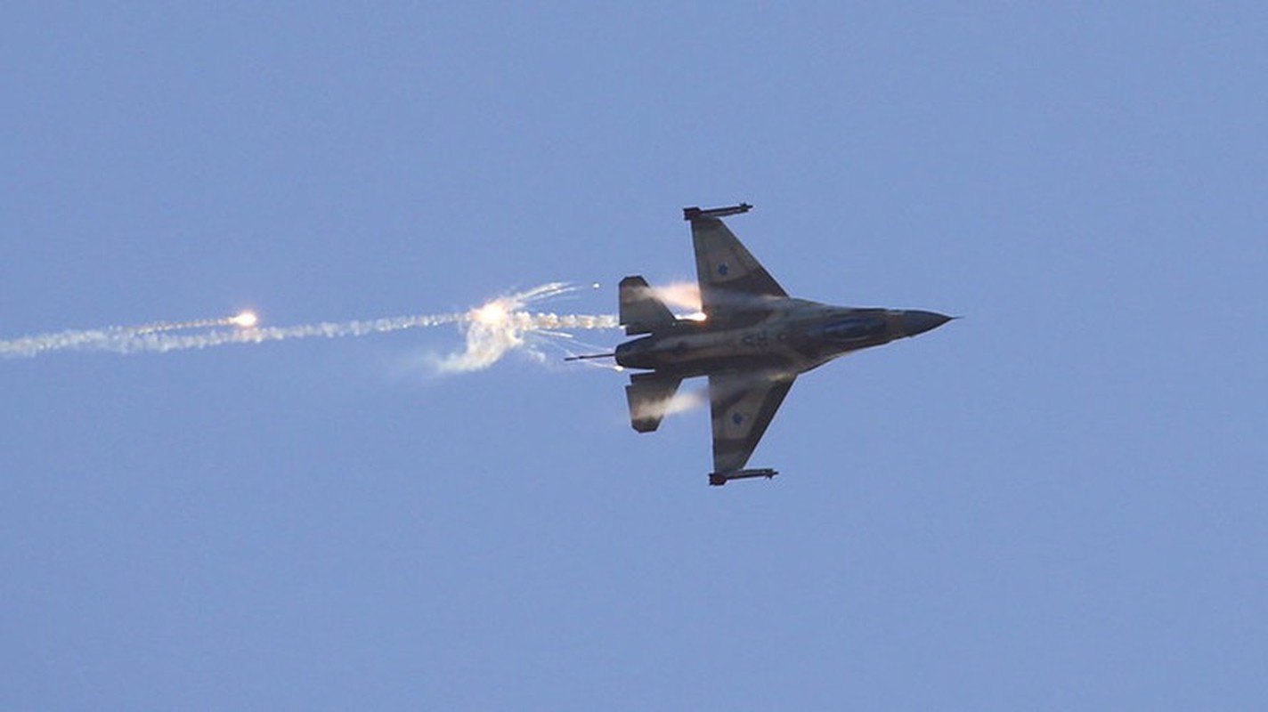 Khong quan Israel tan cong du doi Damascus dap tra phong khong Syria ban F-16-Hinh-4