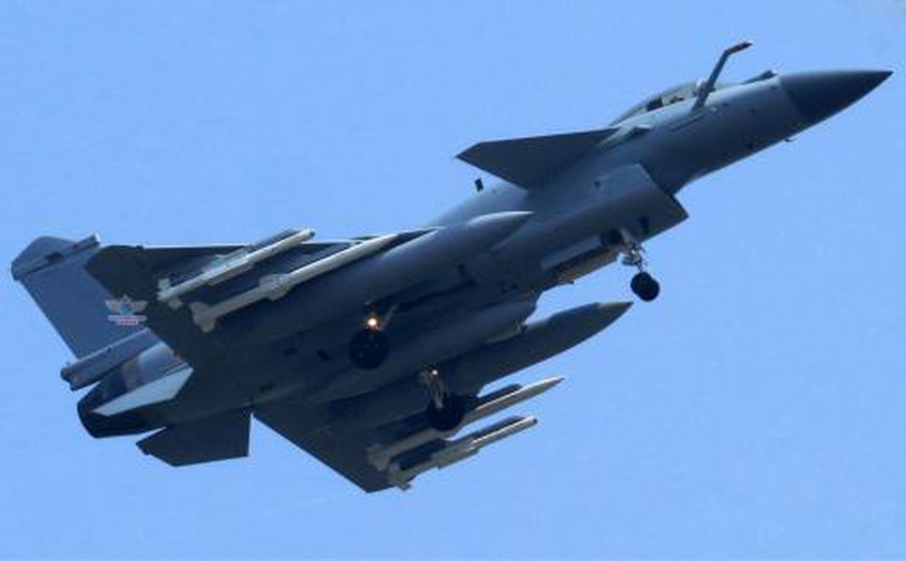 Trung Quoc: Tiem kich J-10C ap dao hoan toan 