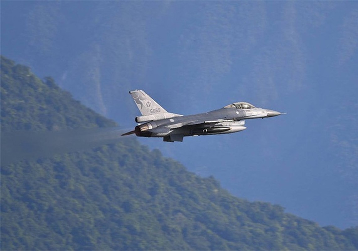 Tiem kich F-16 dao Dai Loan ao at tap nem bom da nang Mk-84-Hinh-12