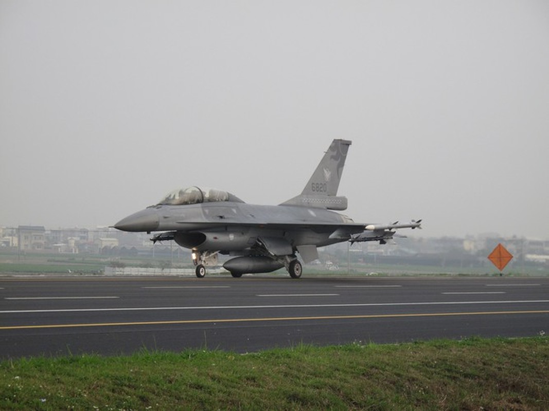 Tiem kich F-16 dao Dai Loan ao at tap nem bom da nang Mk-84-Hinh-7