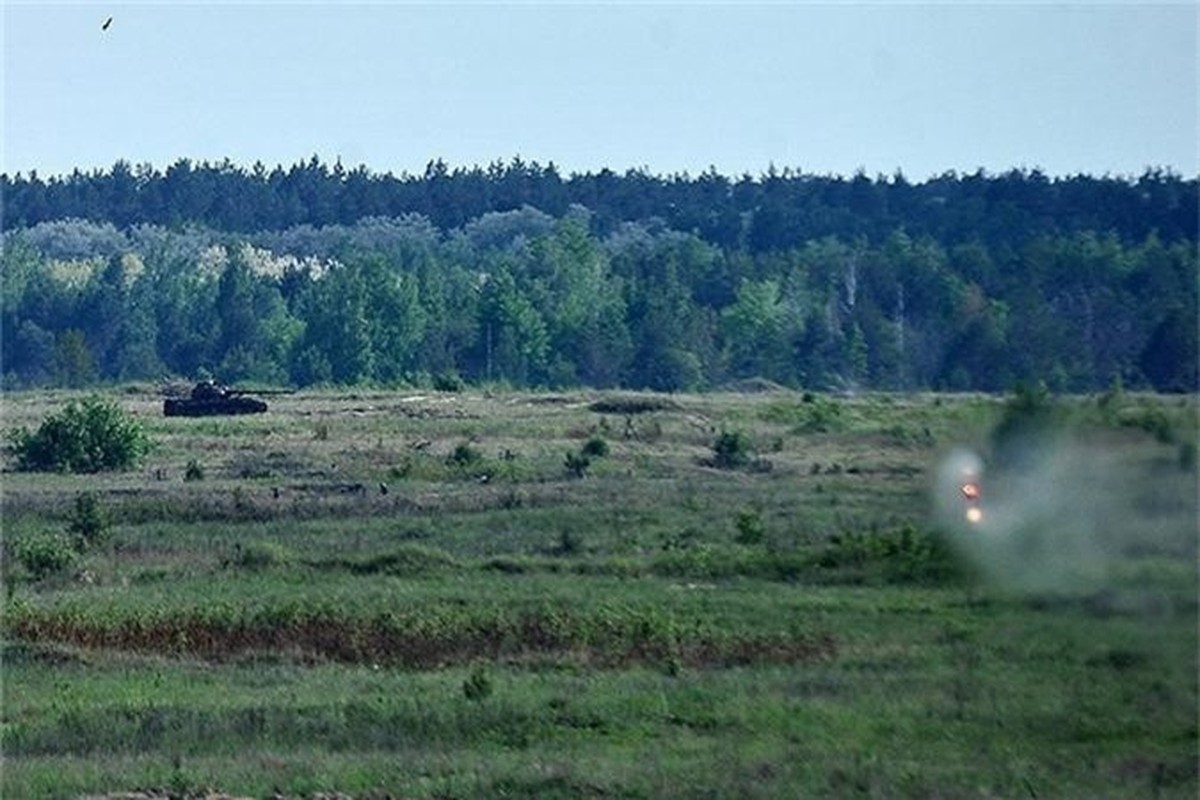 Binh si Ukraine duoc phep dung Javelin tan cong xe tang Nga o Donbass-Hinh-9