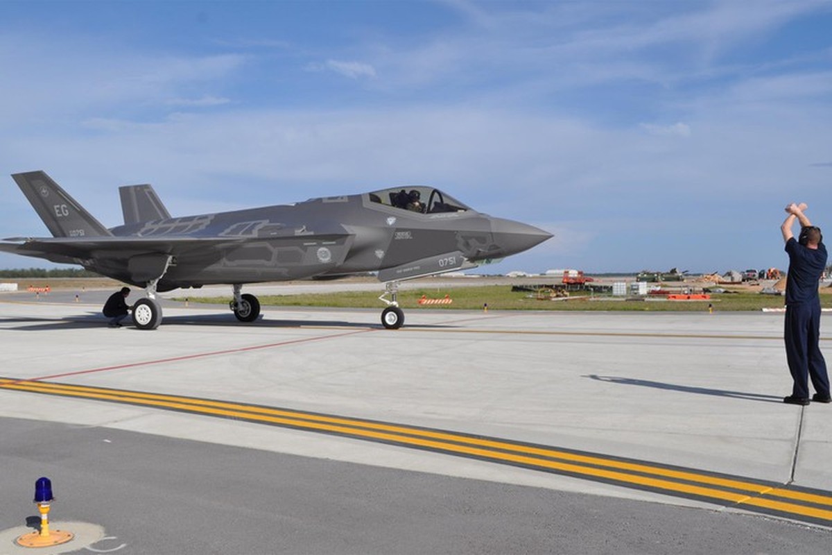 Nhat Ban nhan them 105 tiem kich F-35, Trung Quoc co 