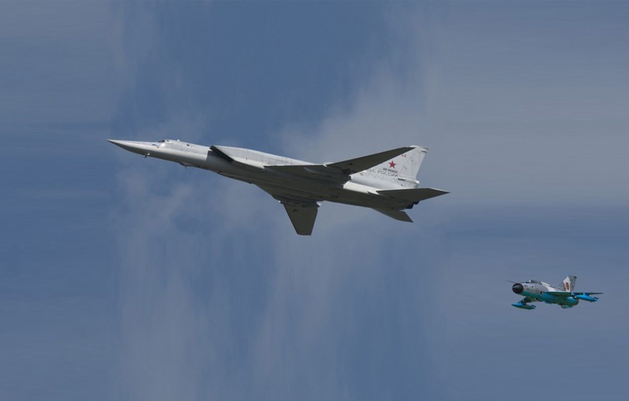 Tiem kich MiG-21 LanceR Romania vua lao len chan dau Tu-22M3 Nga-Hinh-2