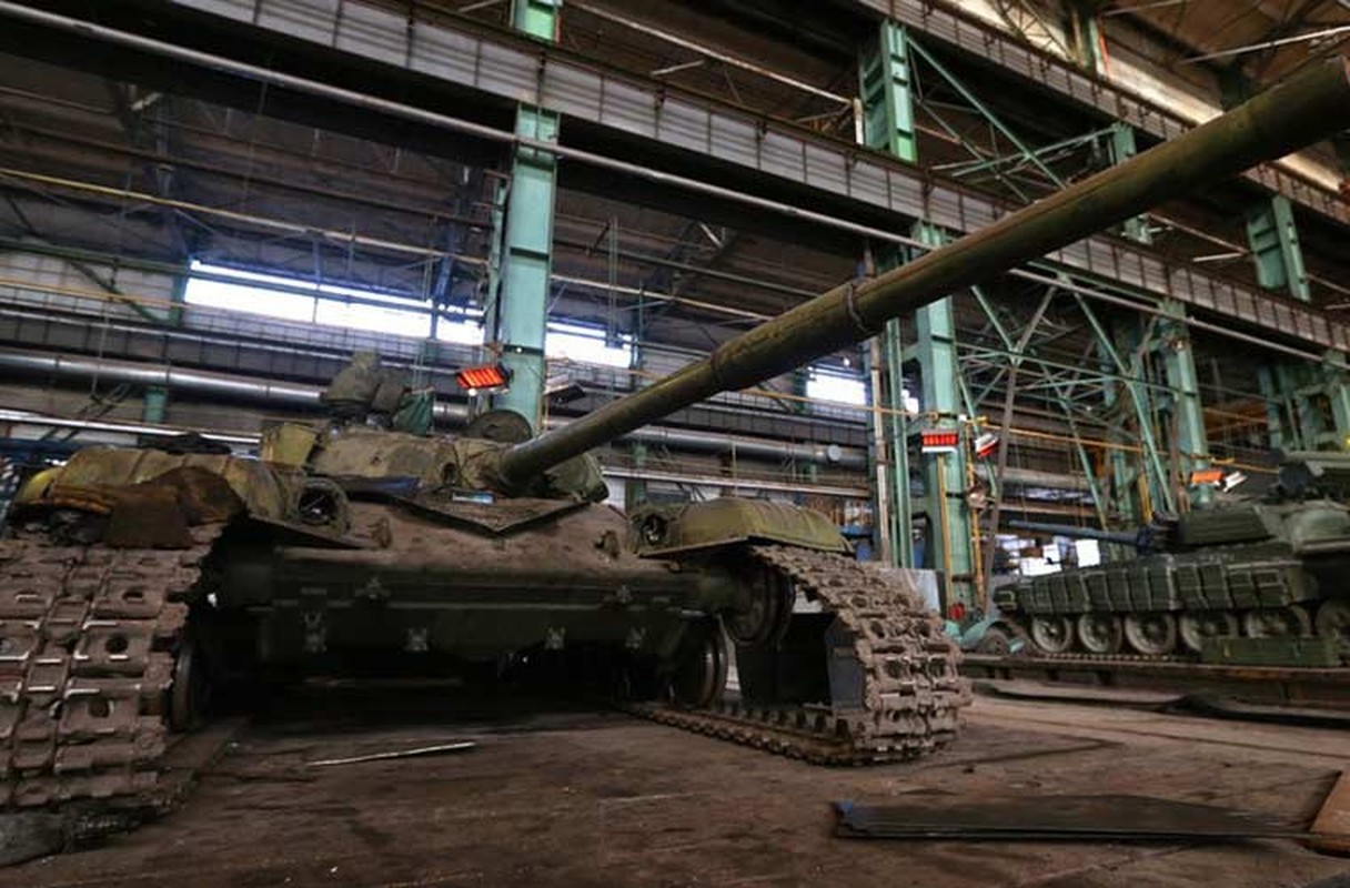Xe tang T-64, T-72 cu nat trong xuong sua chua vu khi Quan doi Ukraine
