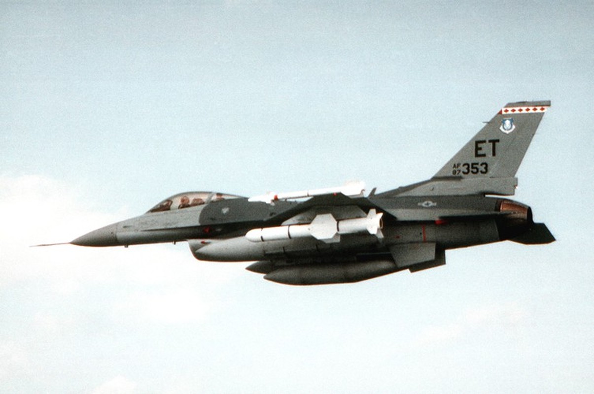 Tiem kich F-16A dao Dai Loan mang ten lua AGM-84 Harpoon duoi canh tuan tra-Hinh-2