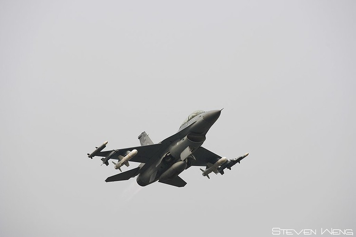 Tiem kich F-16A dao Dai Loan mang ten lua AGM-84 Harpoon duoi canh tuan tra