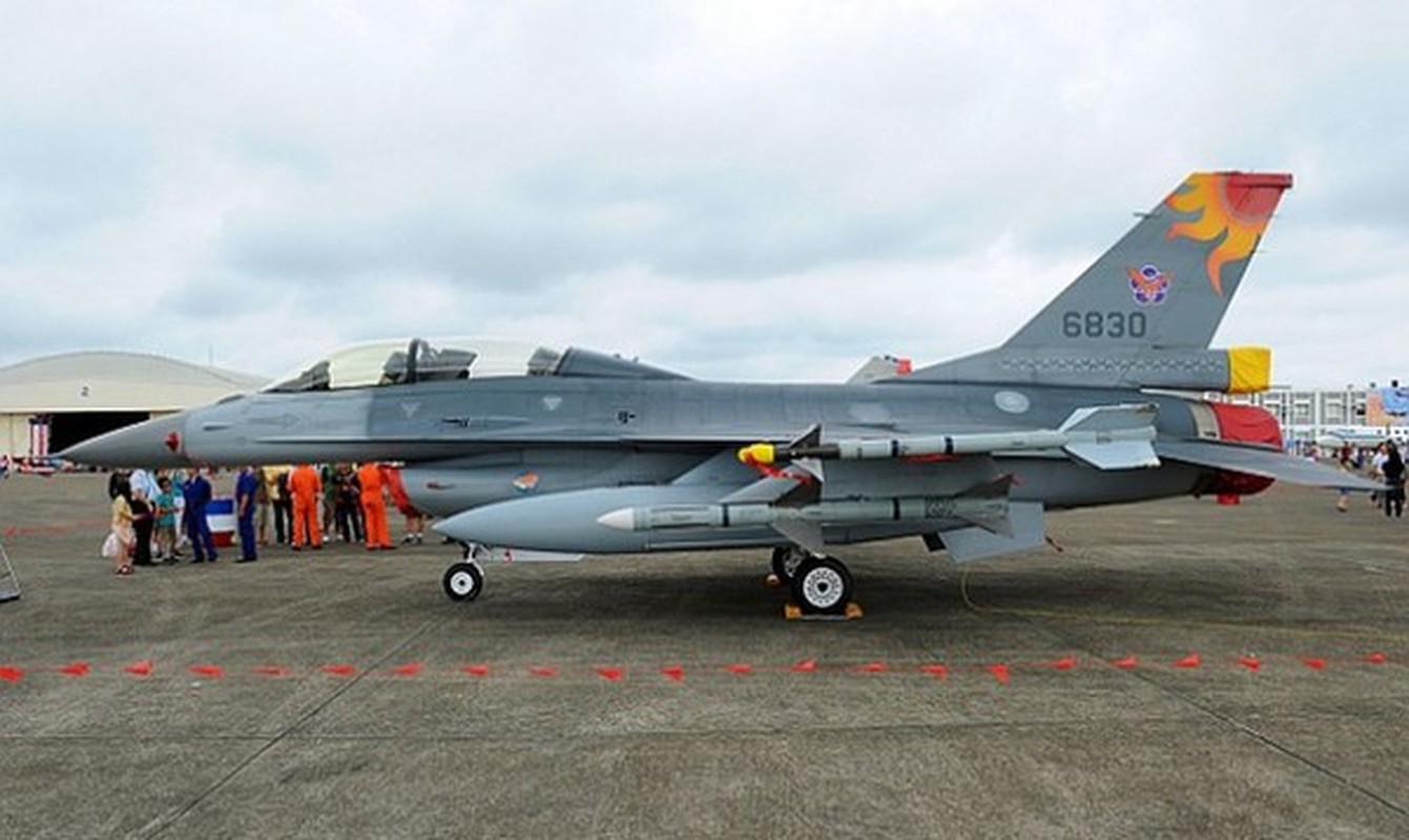 Tiem kich F-16 cua dao Dai Loan xua duoi may bay Trung Quoc-Hinh-11
