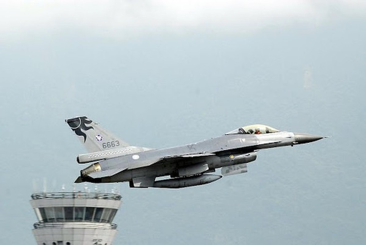 Tiem kich F-16 cua dao Dai Loan xua duoi may bay Trung Quoc-Hinh-9