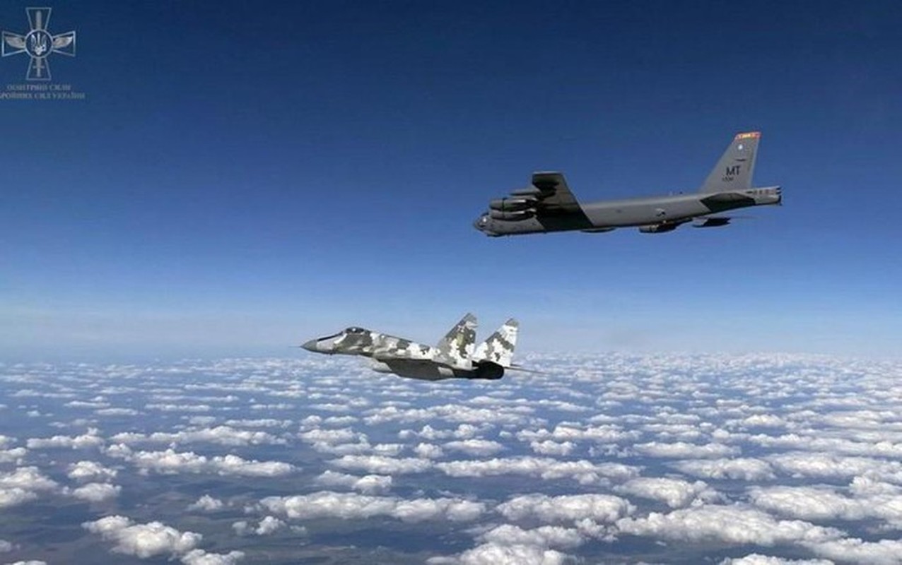 B-52 My thoai mai ra vao khong phan Ukraine, Nga nong mat-Hinh-3