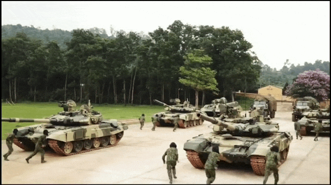 Tuong dai xe tang T-90 o Lu doan 201 khien bao Nga thich thu-Hinh-7
