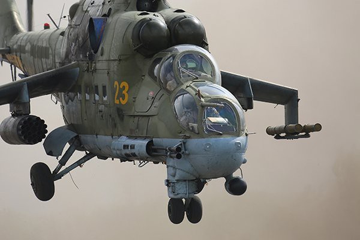 Truc thang Mi-24 va con 