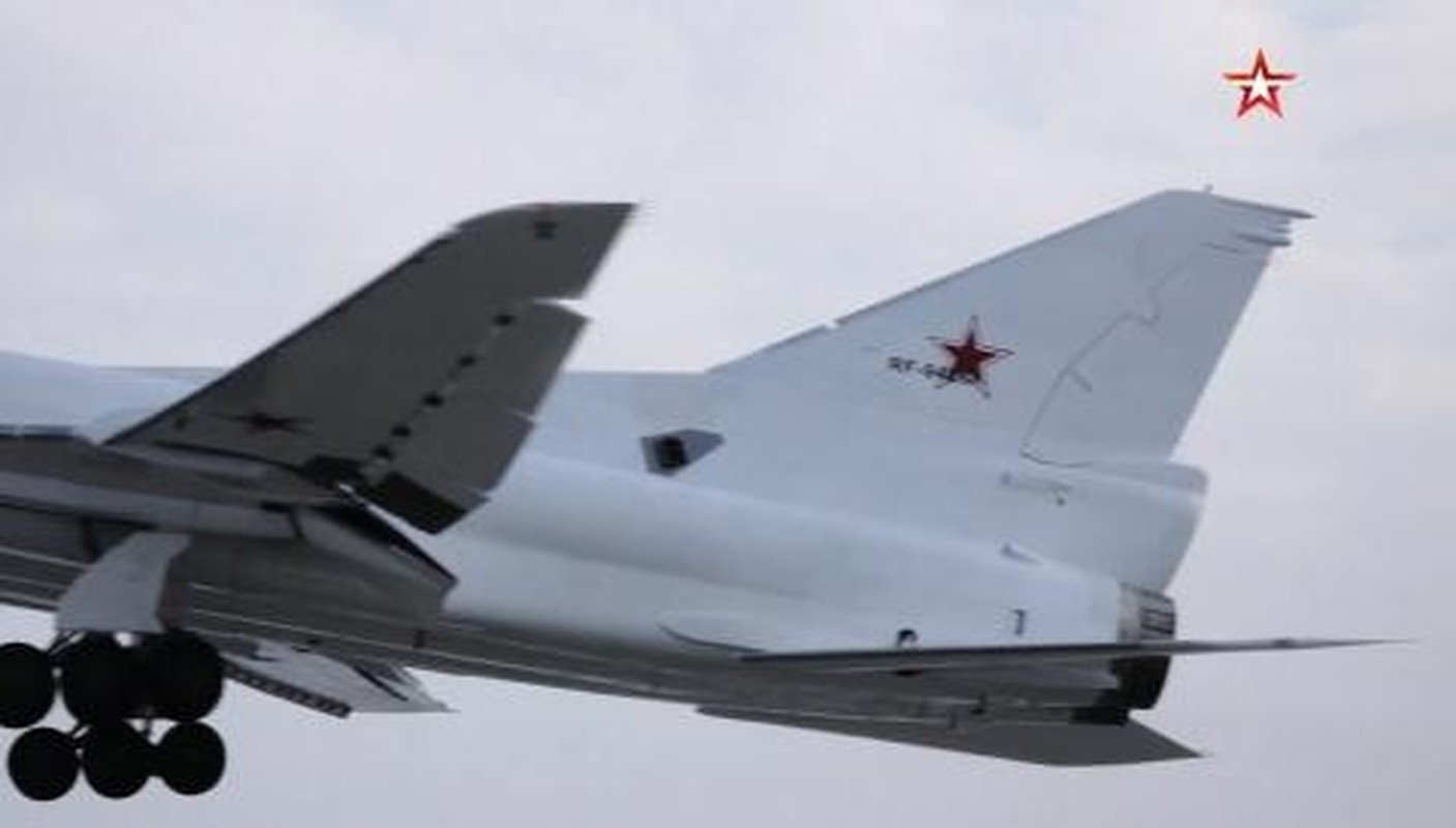 Uy luc sung may GSh-23 23mm nam o duoi oanh tac co Tu-22M3-Hinh-8