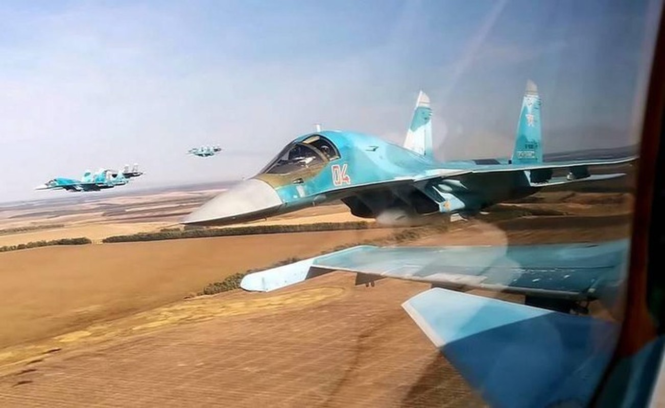 Tiem kich bom Su-34 Nga luyen khong chien o do cao khong tuong-Hinh-12