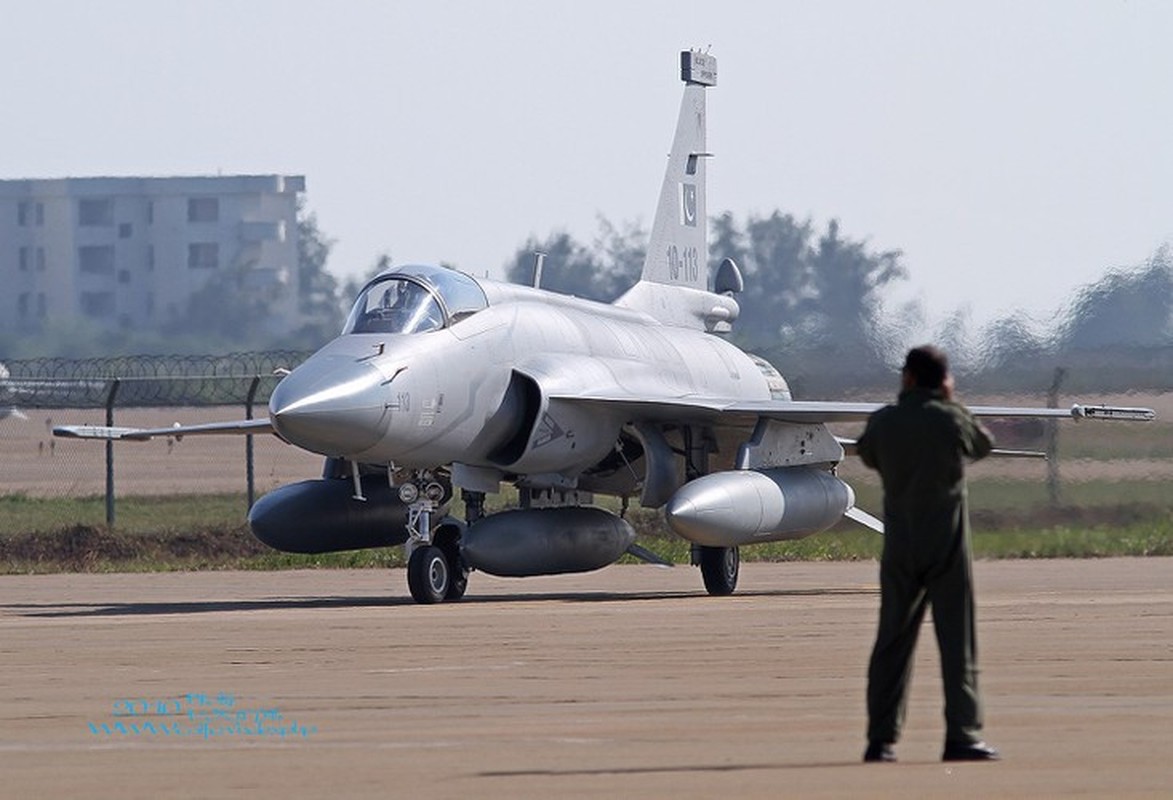 JF-17 thi nhau 