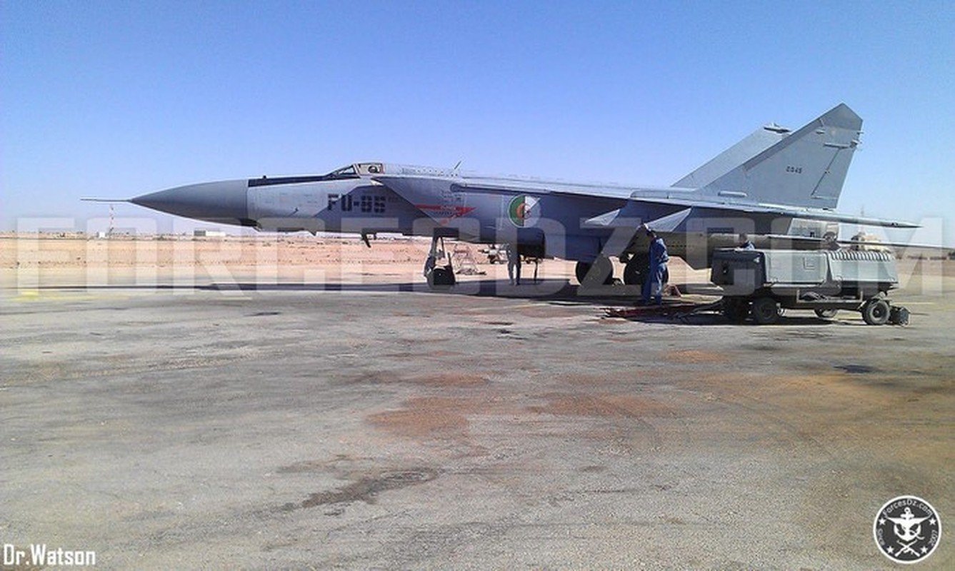 Truoc khi chot mua Su-57, Algeria tung van hanh MiG-25 cuc ton kem-Hinh-13