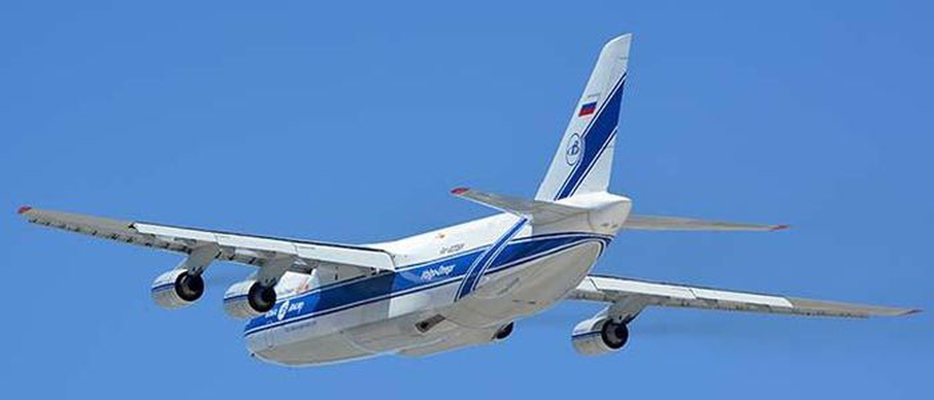 Chuyen bay ky luc qua hai cuc trai dat cua An-124 Ruslan-Hinh-10