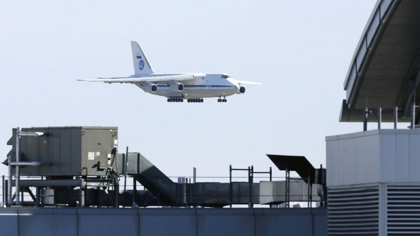 Chuyen bay ky luc qua hai cuc trai dat cua An-124 Ruslan-Hinh-18