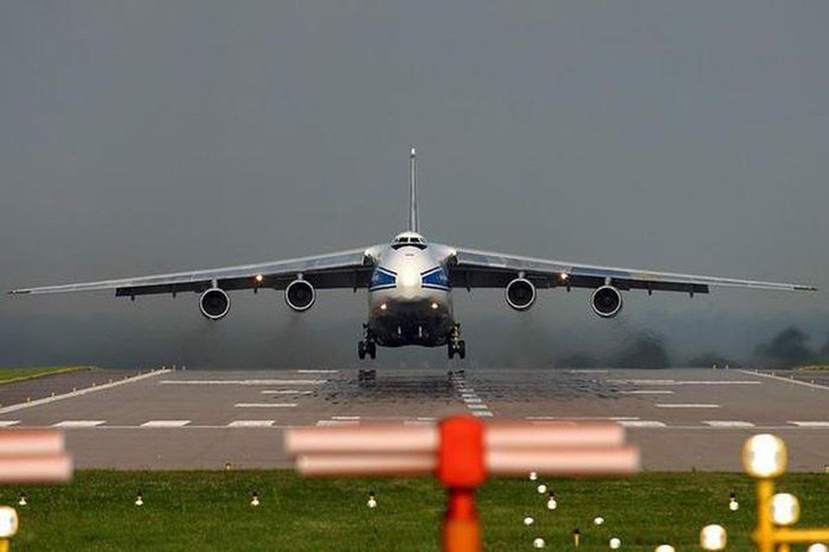 Chuyen bay ky luc qua hai cuc trai dat cua An-124 Ruslan-Hinh-4