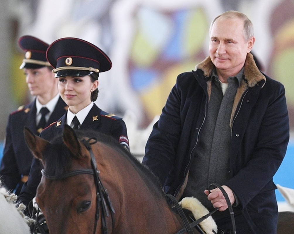 The most beautiful Russian soldier in the world, Putin, was also praised - Fig. 4