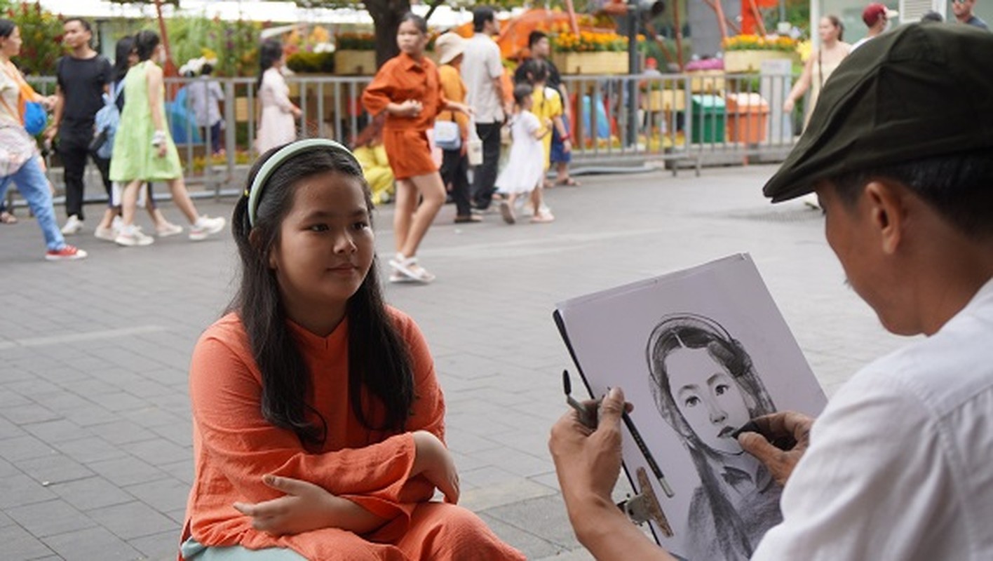 Nguoi dan do ve check-in, duong hoa Nguyen Hue chat cung-Hinh-10