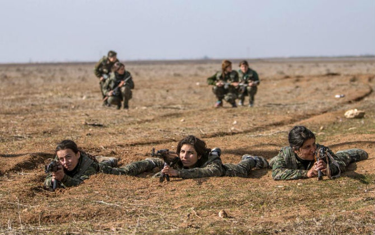 Ve dep moc mac cua nu chien binh nguoi Kurd chong IS-Hinh-13