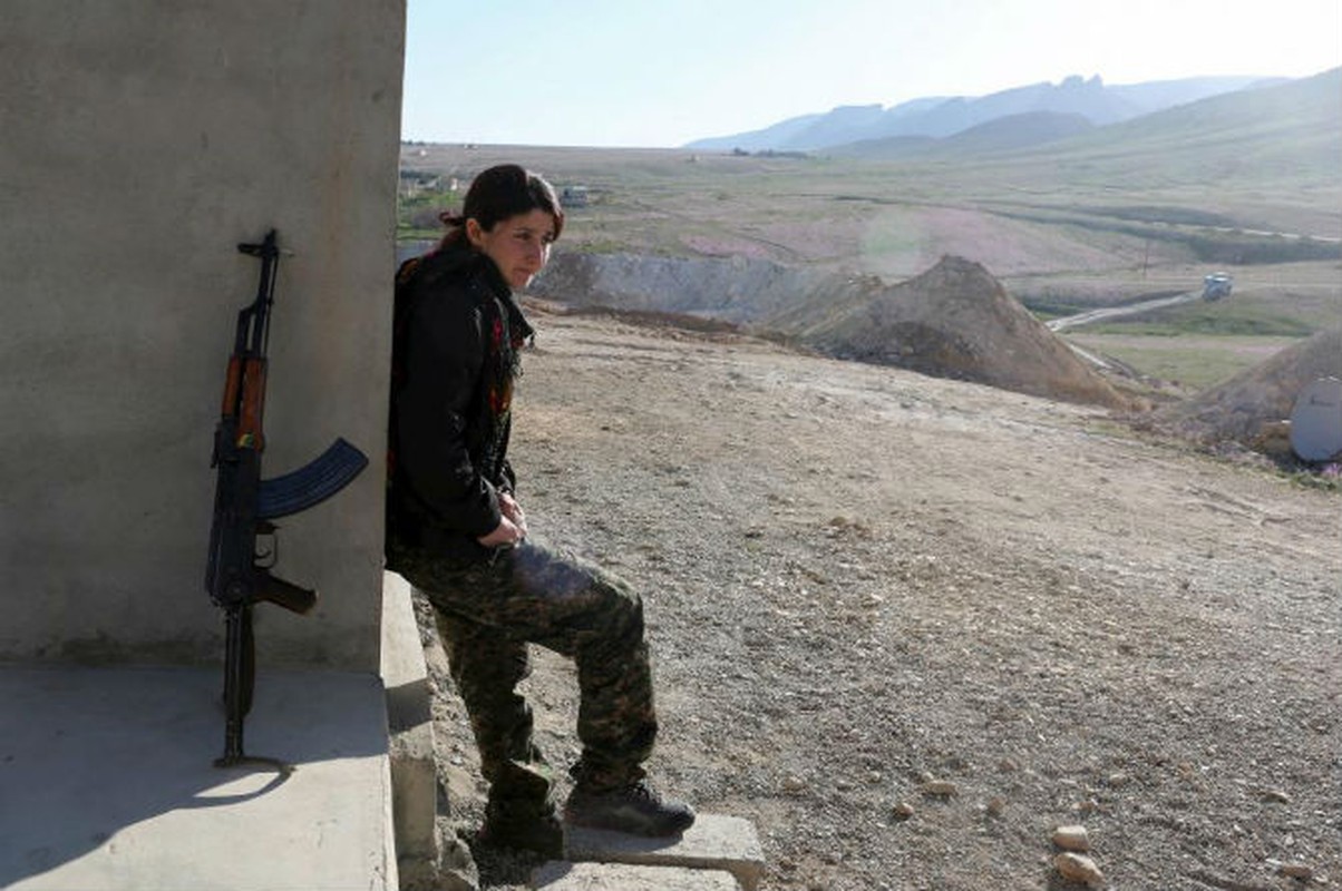 Ve dep moc mac cua nu chien binh nguoi Kurd chong IS-Hinh-15