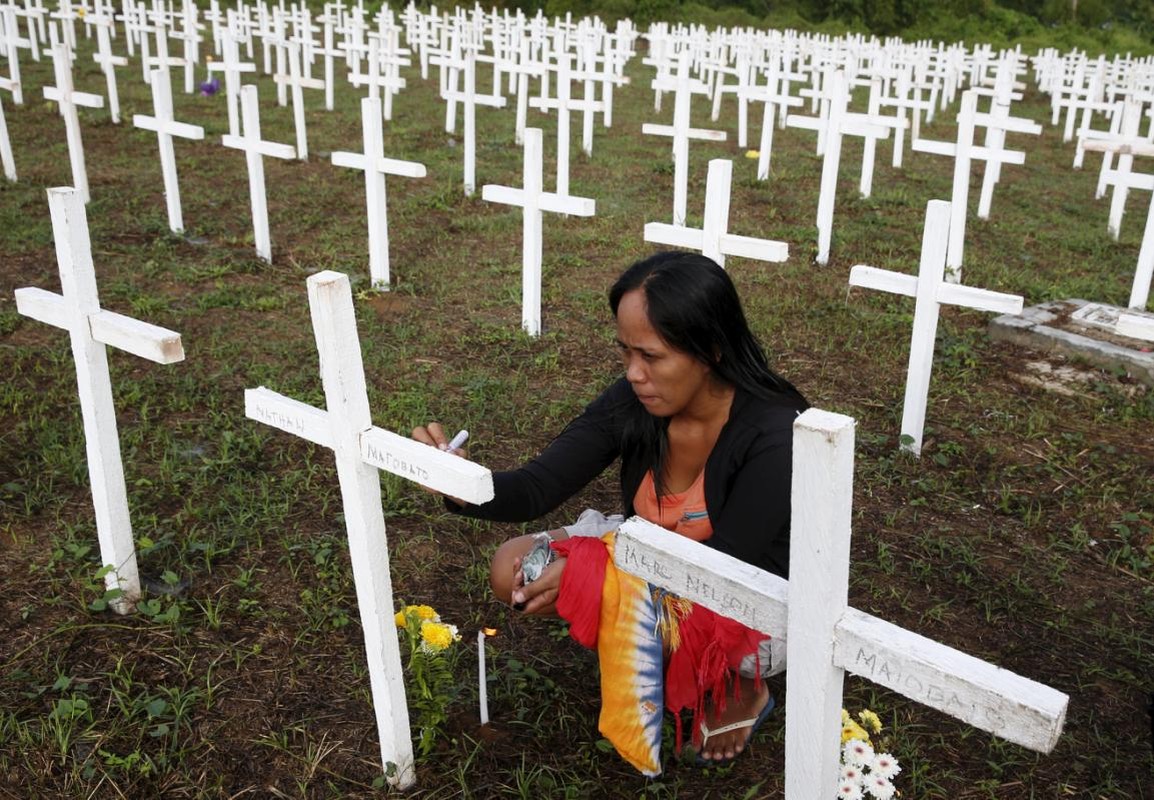 Chum anh Philippines tuong niem nan nhan sieu bao Haiyan-Hinh-7