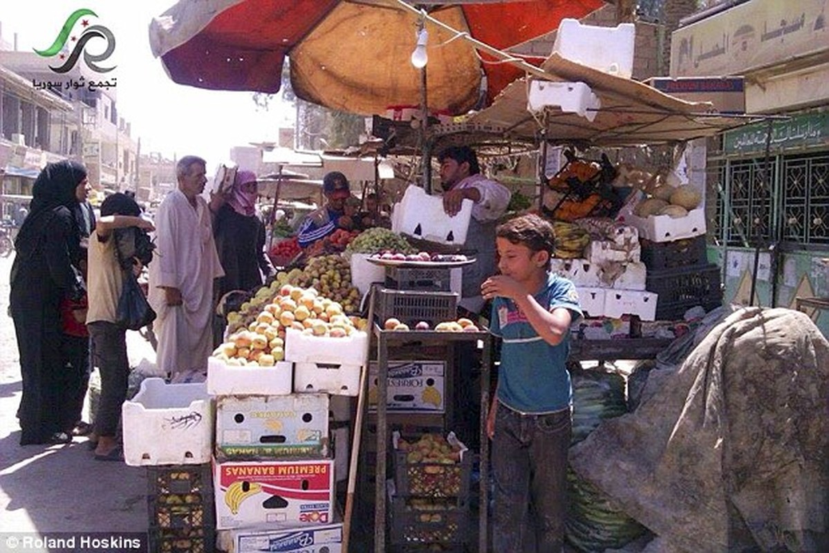 Canh tre nho chet doi dau long tai TP Deir Ezzor, Syria-Hinh-11