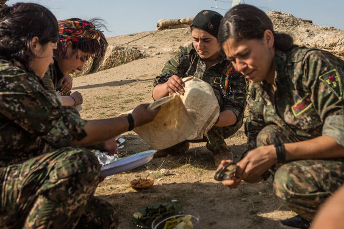 Hinh anh nu chien binh nguoi Kurd tan cong phien quan IS-Hinh-10