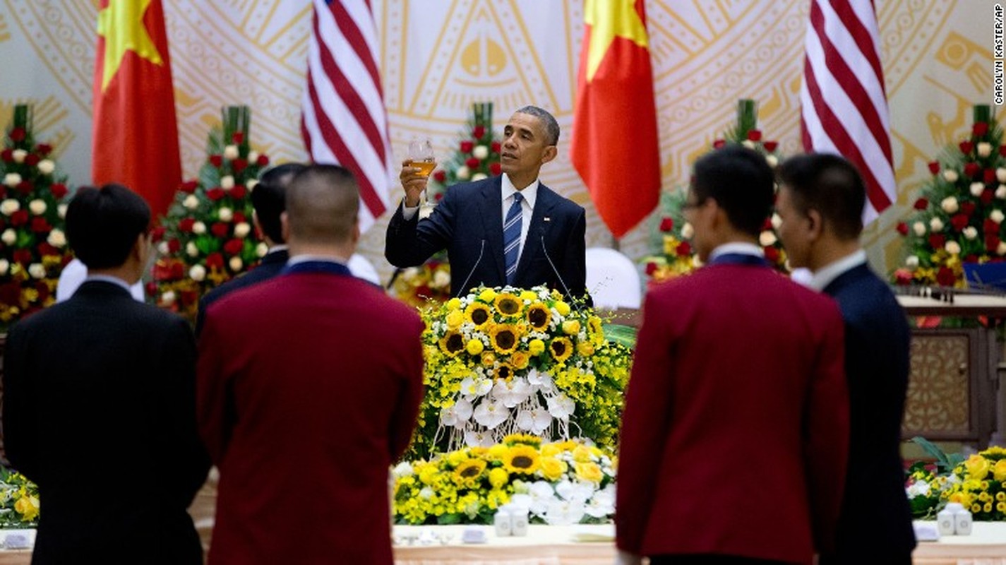 Anh Tong thong Obama tham chua Ngoc Hoang, ghe quan tra da tren CNN-Hinh-11