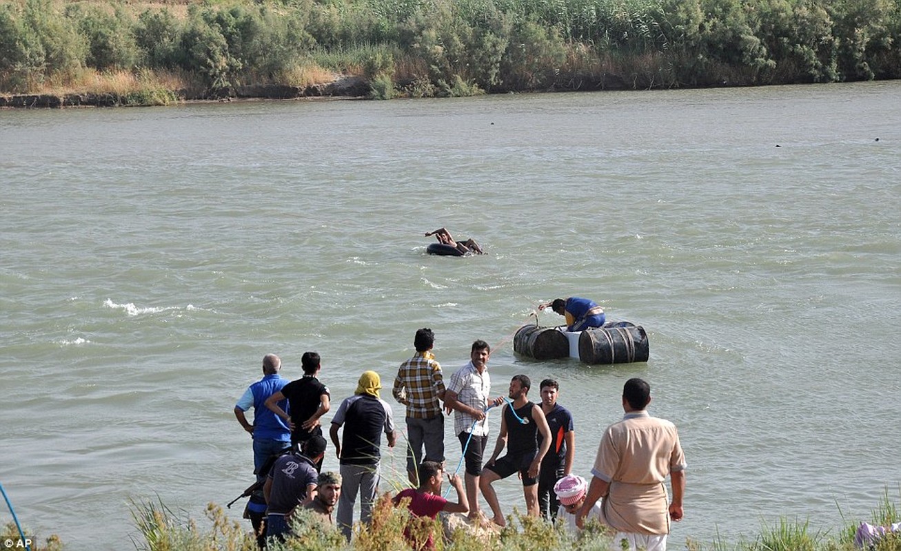 Canh dan Iraq mao hiem vuot song chay khoi chao lua Fallujah-Hinh-3