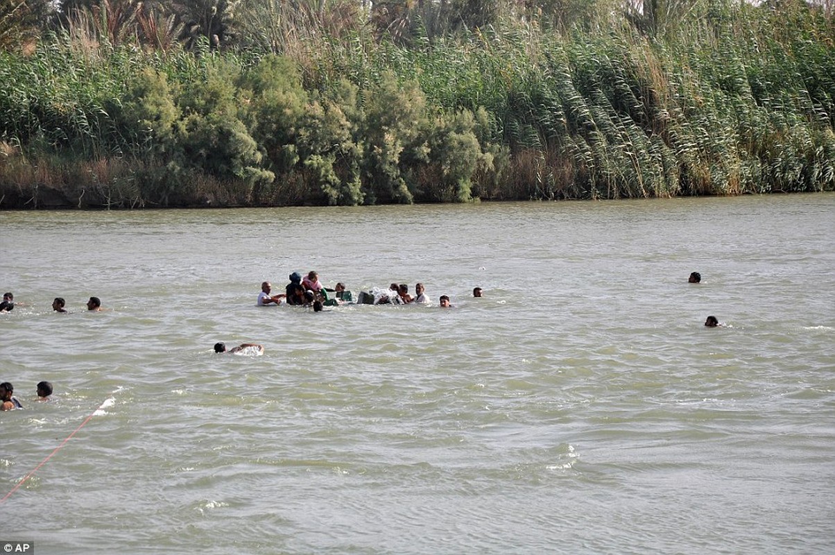 Canh dan Iraq mao hiem vuot song chay khoi chao lua Fallujah-Hinh-4