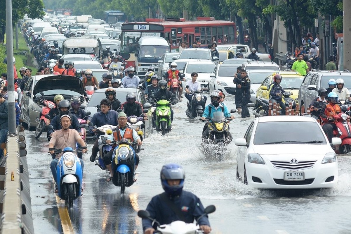 Duong pho Bangkok bien thanh song do mua lon ky luc-Hinh-3