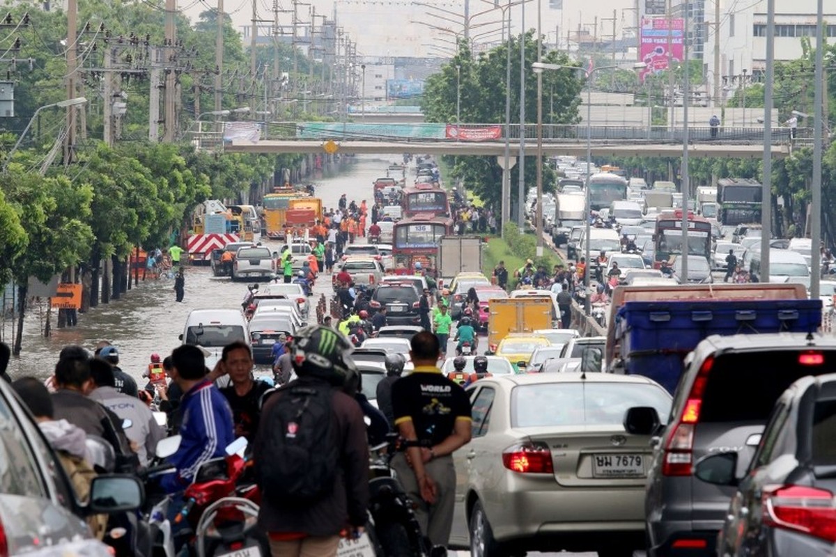 Duong pho Bangkok bien thanh song do mua lon ky luc-Hinh-6