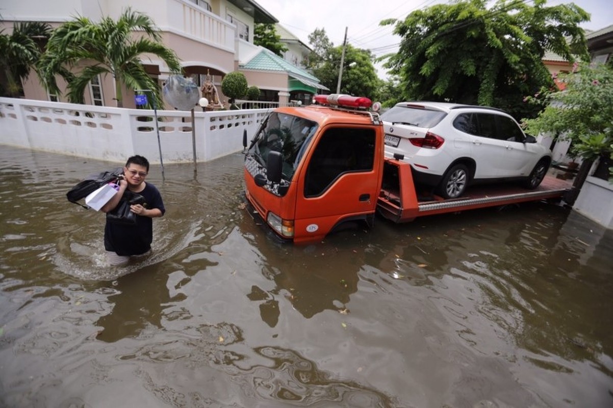 Duong pho Bangkok bien thanh song do mua lon ky luc-Hinh-7