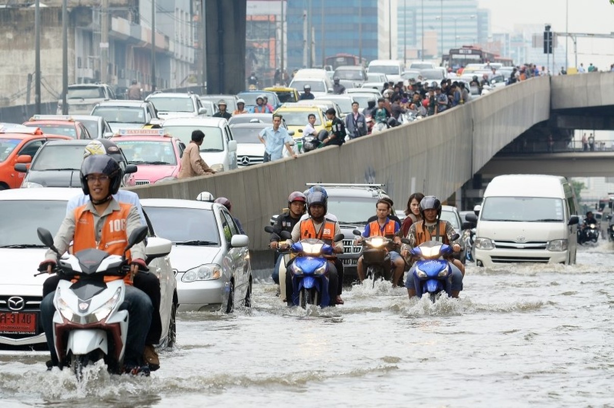 Duong pho Bangkok bien thanh song do mua lon ky luc