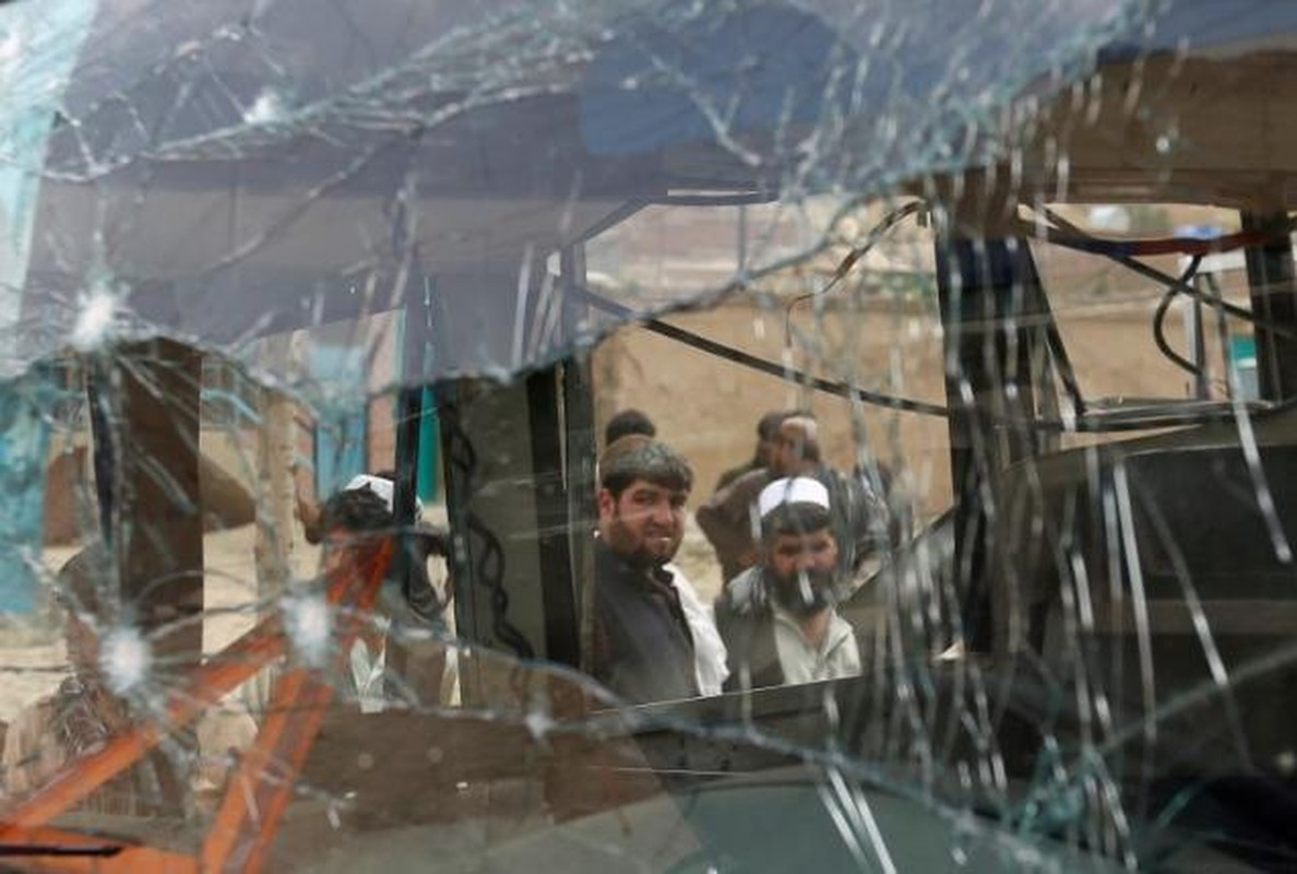 Hien truong Taliban danh bom lieu chet o Afghanistan, 70 nguoi thuong vong-Hinh-7