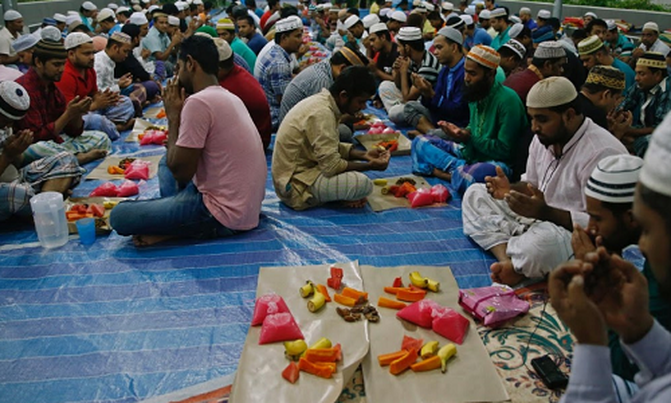 Can canh bua Iftar cua tin do Hoi giao trong thang Ramadan-Hinh-13