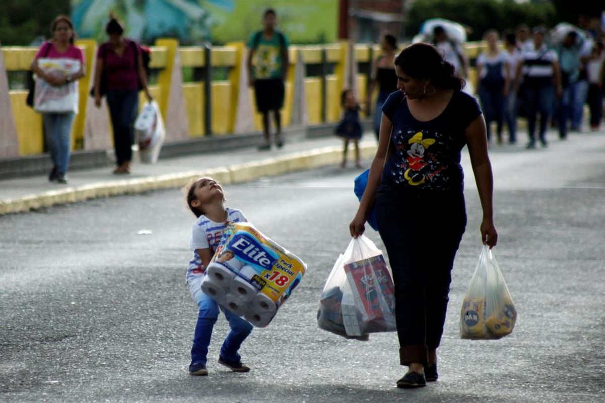 Canh dan Venezuela do xo sang Colombia mua nhu yeu pham-Hinh-3