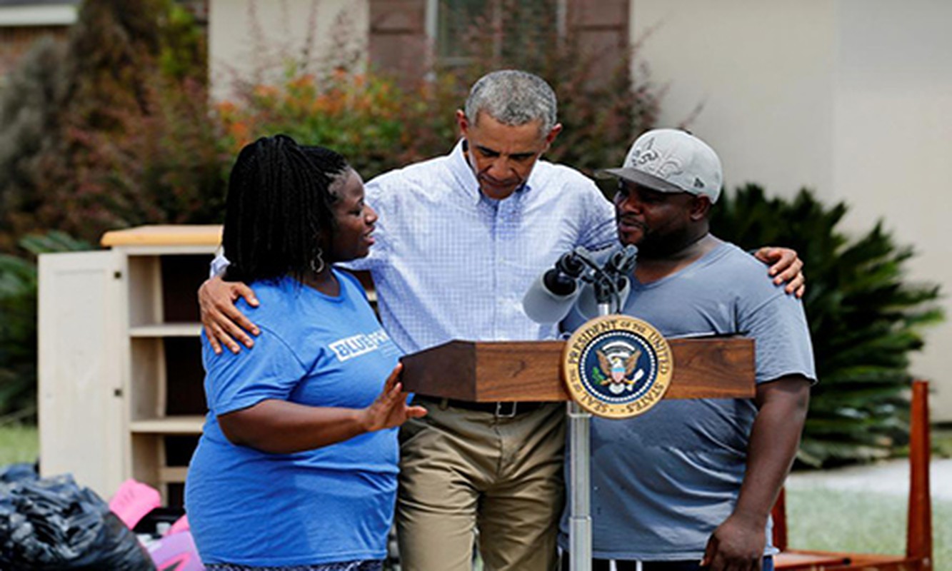 Chum anh Tong thong Obama tham nan nhan lu lut Louisiana-Hinh-2