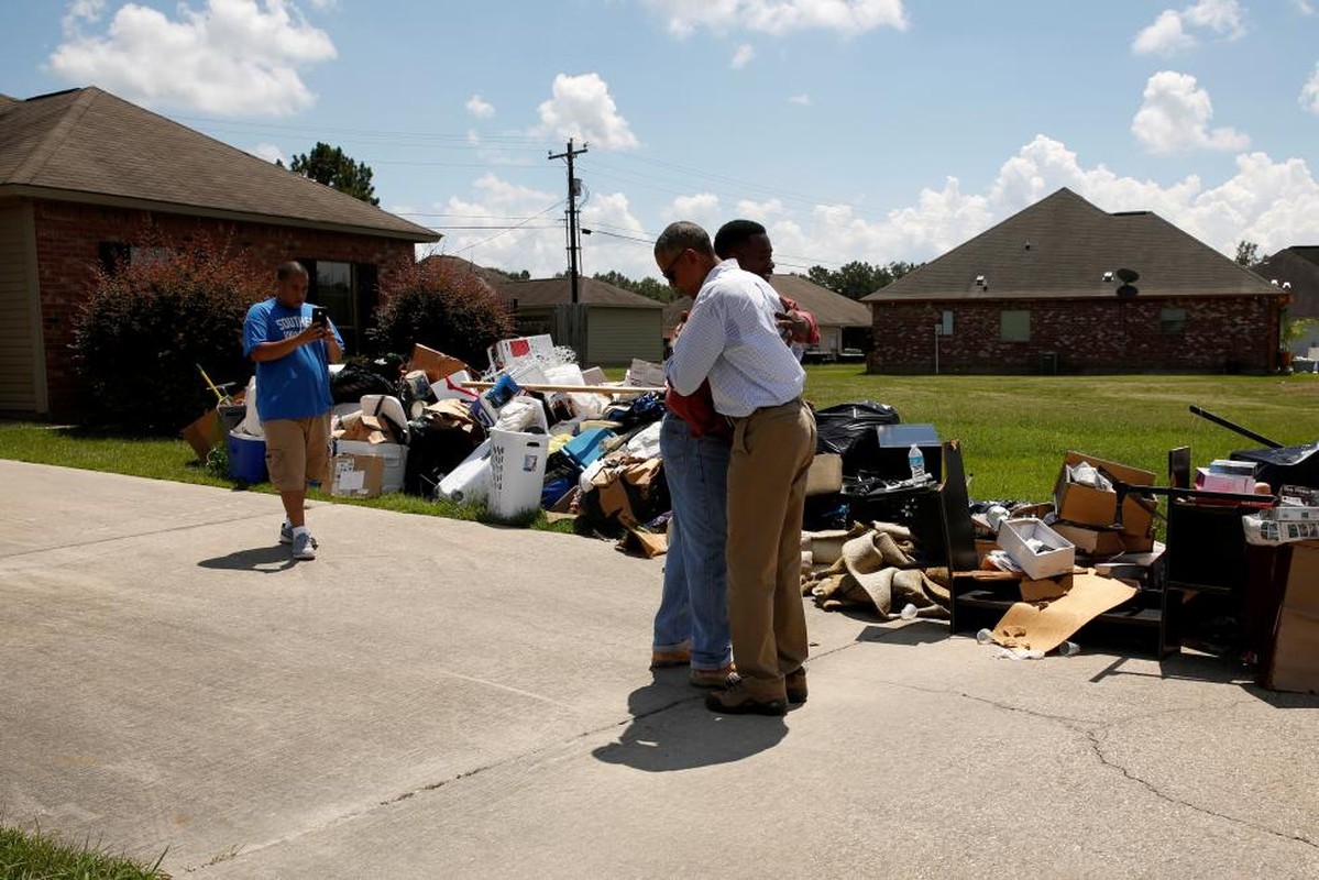 Chum anh Tong thong Obama tham nan nhan lu lut Louisiana