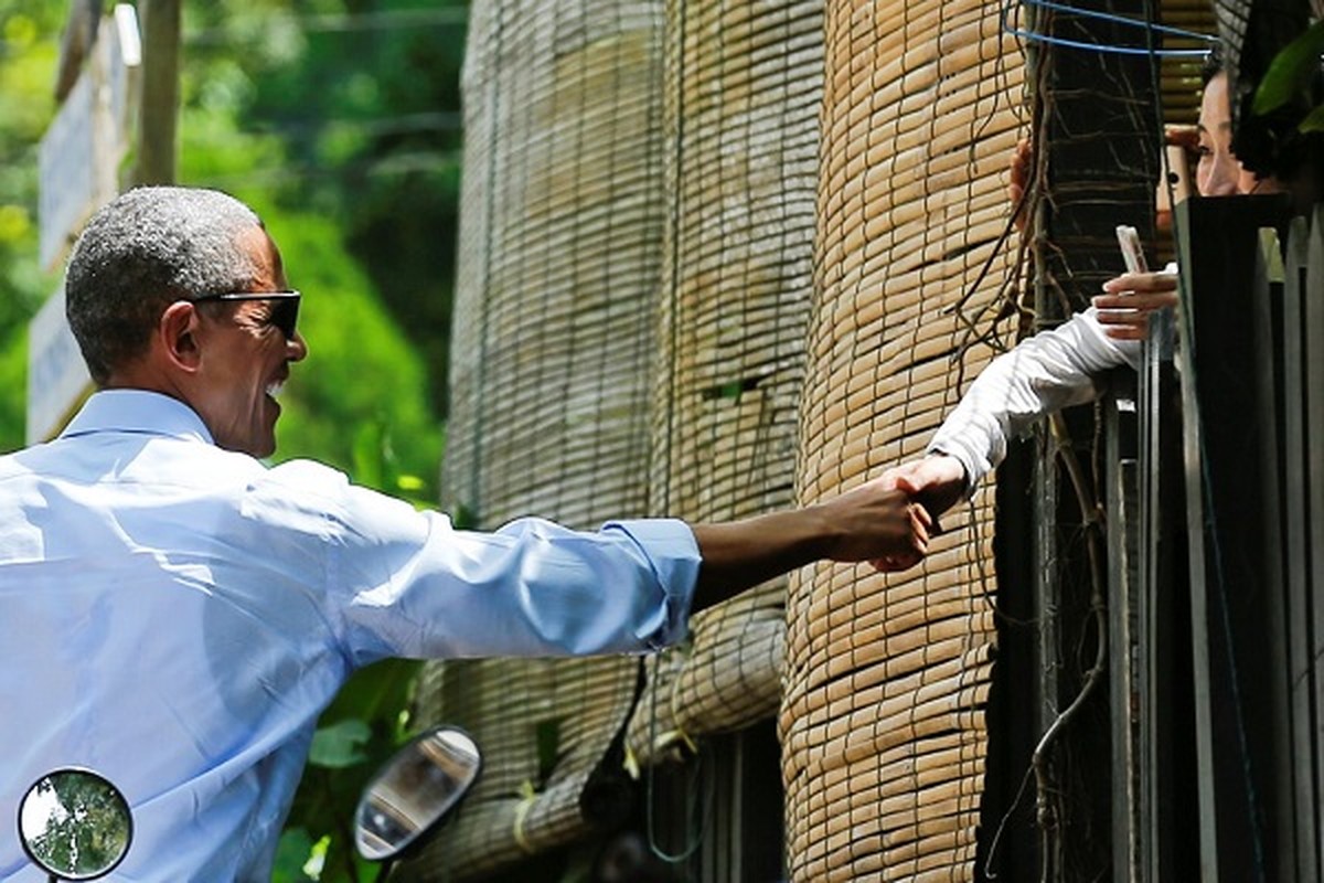 Tong thong Obama dao pho, uong nuoc dua o Lao-Hinh-9