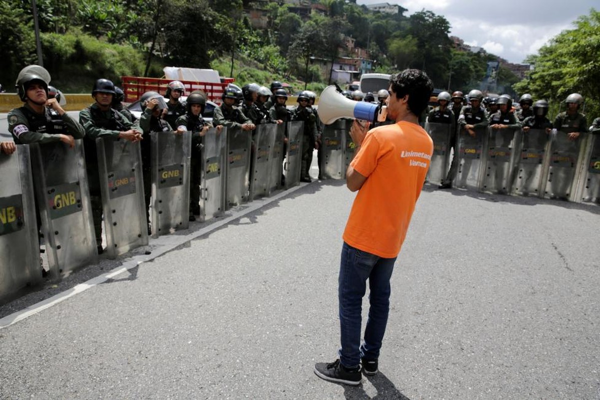 Dung do du doi giua canh sat va nguoi bieu tinh o Venezuela-Hinh-7