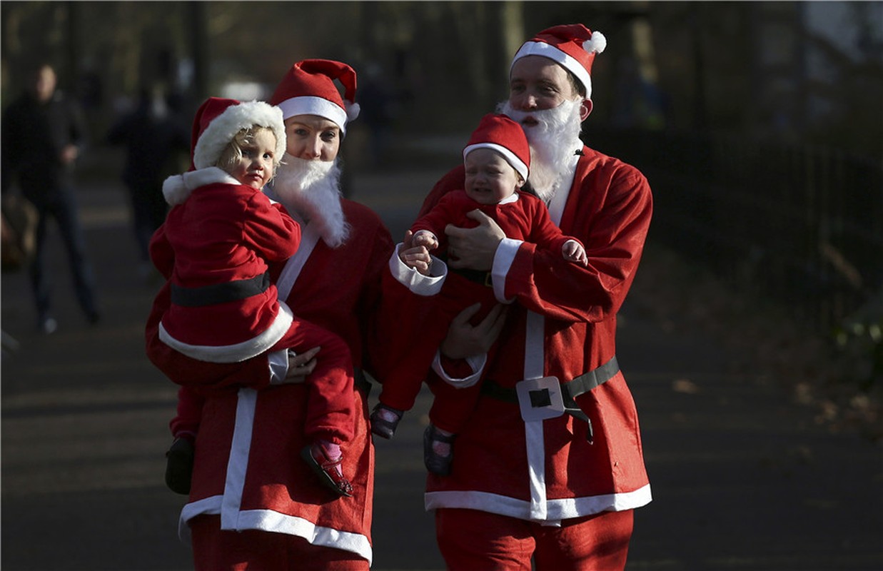 Hang nghin ong gia Noel thi chay Santa Run o London-Hinh-5