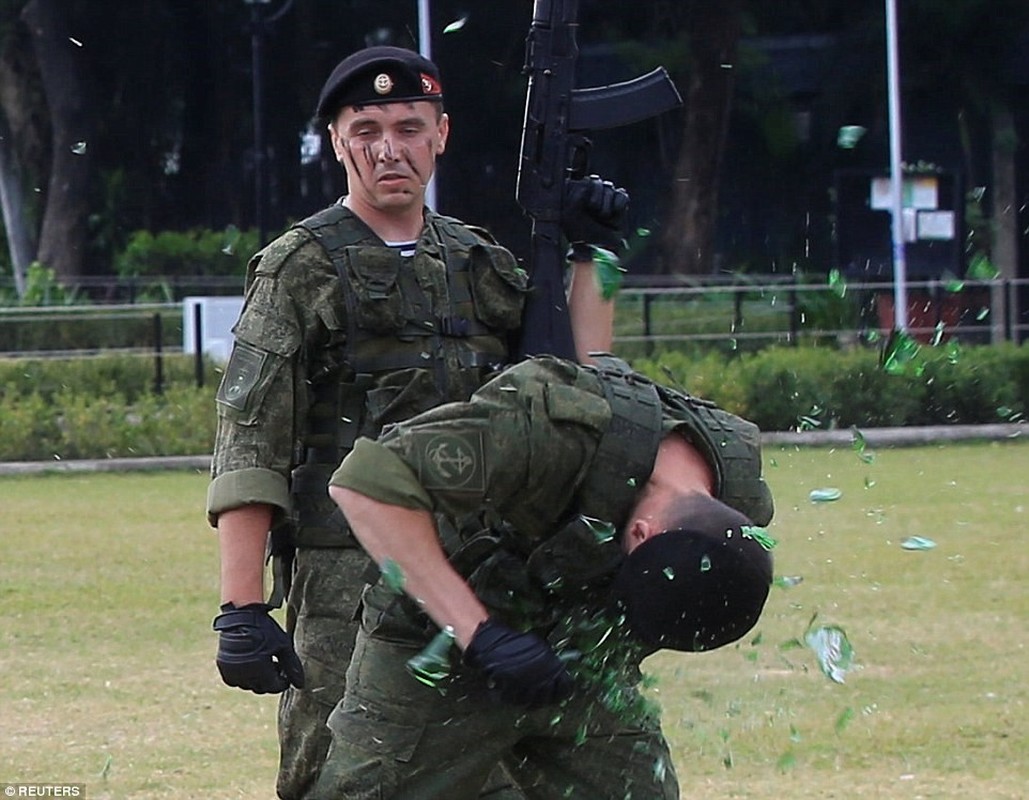 Linh Nga chiu bong, dap vo gach tren nguoi de tap luyen-Hinh-2