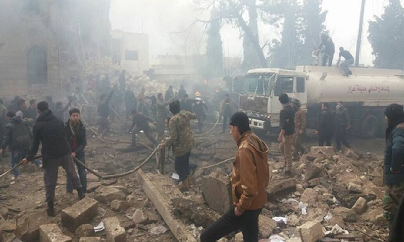 Hien truong danh bom rung chuyen Aleppo, 110 nguoi thuong vong-Hinh-5